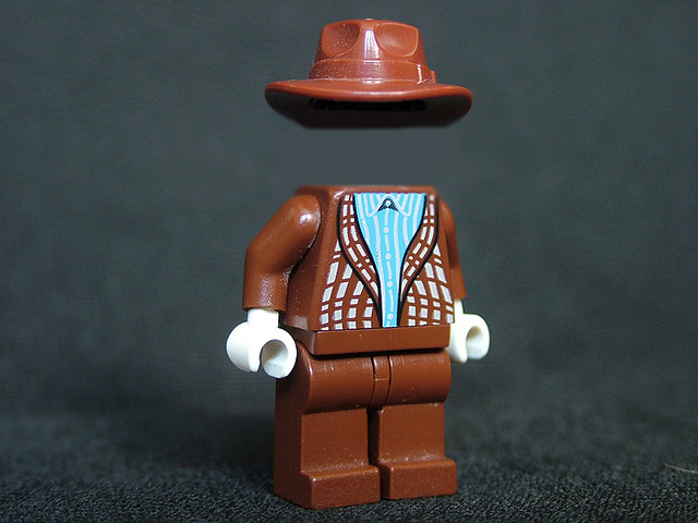 muñeco de lego sin cabeza, sólo ropa