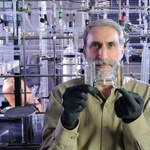 Una bacteria modificada convierte la energía del Sol en combustible líquido