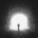 Y tras las sombras se vió la salida del tunel