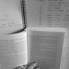 Detrás del cuaderno. 